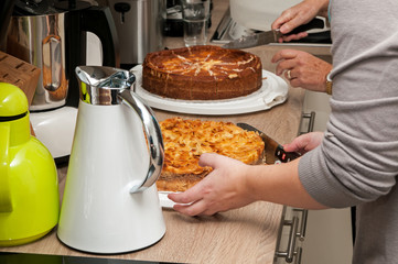 Vorbereitung einer Kaffeetafel