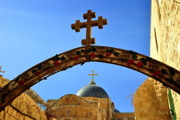 Jerusalem - Bogen mit Kreuz an der 9. Station der Via Dolorosa; hier fiel Jesus das dritte Mal 