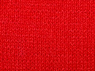 красивая красная вязаная ткань с рисункам в полоску 