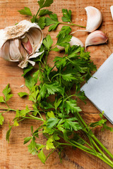 Perejil y ajo sobre tabla de madera rústica. Vista superior