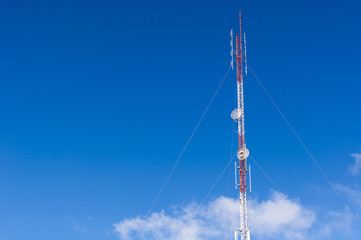 Obraz premium antenna tower building with the blue sky