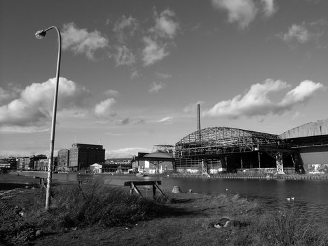 Einsame Straßenlaterne am Mittelhafen mit Blick auf alte Speicher und Lagerhallen im Sonnenschein in Münster in Westfalen am Dortmund-Ems-Kanal im Münsterland, fotografiert in klassischem Schwarzweiß