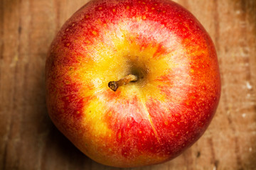 Manzana roja en primer plano sobre un fondo de madera rústico. Vista superior y de cerca