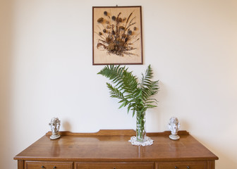 arredamento di interni, mensola con sopramobile e quadro © careno