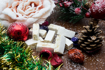 Torrone bianco con decori di Natale colorati 