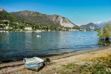 Seeufer am Lago Maggiore mit einem Holzboot