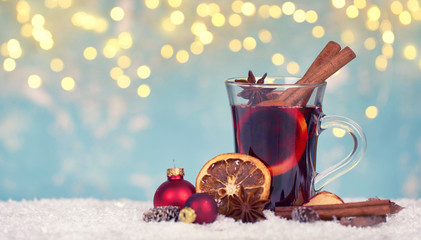 Glühwein mit magisch leuchtenden Hintergrund