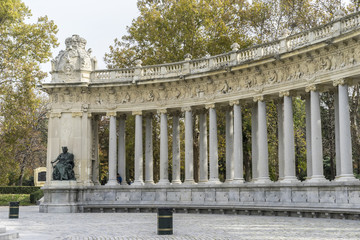 Fototapeta premium Fountains and gardens of the royal jardin del retiro in madrid,
