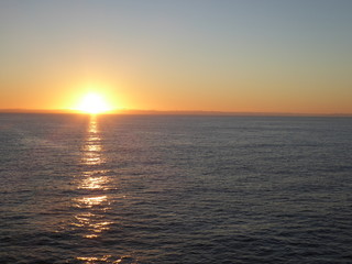 Mitternachtssonne im offenen Meer