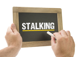 Stalking / Hand schreibt auf Kreidetafel