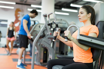 Fototapeta premium Kobieta na siłowni