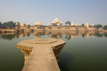 Kusum Sarovar Govardhan Mandir. This lake is one of the most visited places in Mathura. Next to it there are numerous temples and ashrams. Uttar Pradesh, India. - obrazy, fototapety, plakaty
