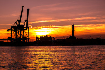 Obraz premium sunset at Genoa's port, silhouette of the Lanterna, Italy