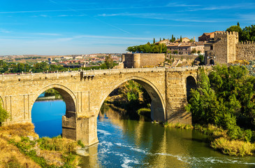 Fototapeta na wymiar San Martin bridge in Toledo, Spain