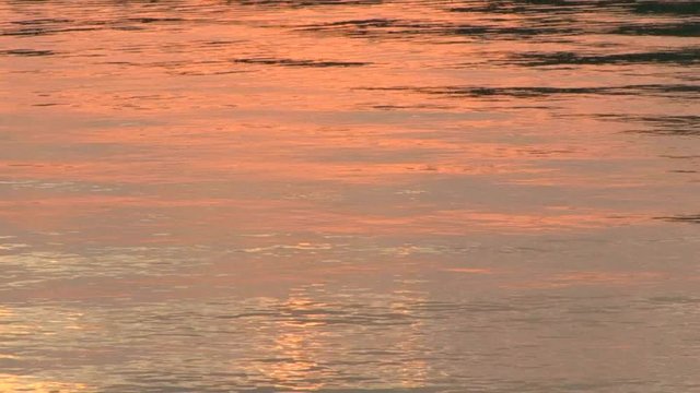 Riflesso arancione nel lago