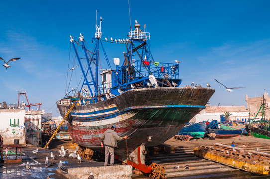 Fischerboot im Hafen von Essaouira; Marokko