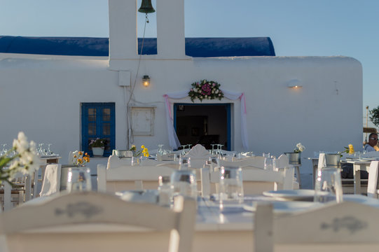 Kirche im Hafen von Naoussa, Paros, Griechenland