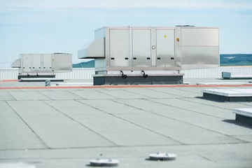Fotobehang Industrieel gebouw airconditioning ventilatie buitenunit op het dak van een industriële bouwinstallatie