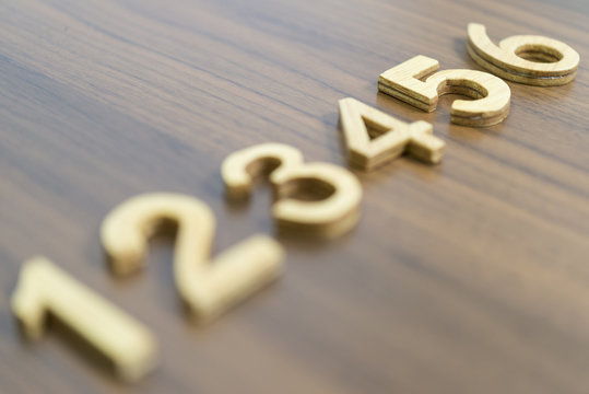 Números de madera - Powered by Adobe