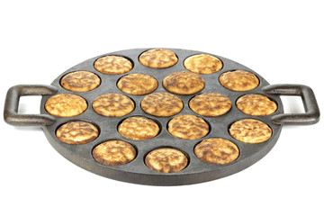 selbstgemachte niederländische Poffertjes in traditioneller Gußeisenpfanne isoliert auf weißem Hintergrund