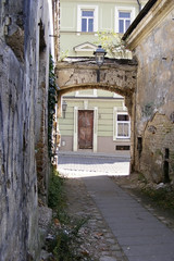 Fototapeta na wymiar Arch above alley