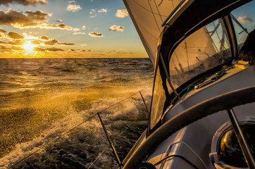 Fototapeta premium Segelboot im Sonnenuntergang