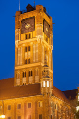 Wieża zegarowa ratusza w Toruniu nocą