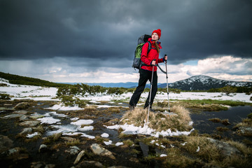Obraz premium Shot of a young woman looking at the landscape while hiking in the mountains Lifestyle hiking concept