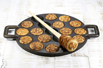 selbstgemachte niederländische Poffertjes in traditioneller Gußeisenpfanne © Björn Wylezich