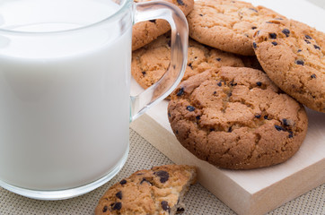 Milk and oatmeal cookies with chocolate