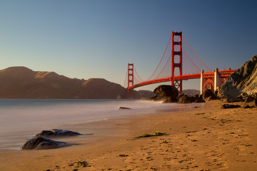 Blick von Marshalls Beach auf die Golden Gate Bridge im Abendlicht in San Francisco, Kalifornien, USA.