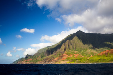 Blick vom Meer aus auf die berühmte Na Pali Coast an der Nordostküste von Kauai, Hawaii, USA.