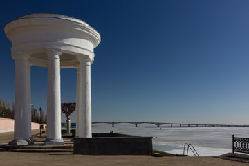 The rotunda and a view of the bridge over the river. The Volga River in winter.
