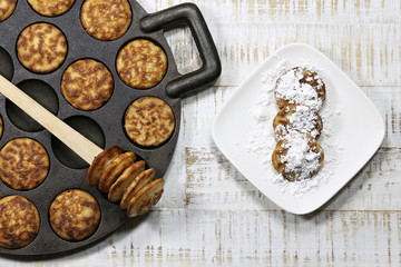 selbstgemachte niederländische Poffertjes in traditioneller Gußeisenpfanne