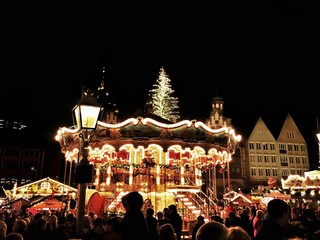 Karusell auf dem Weihnachtsmarkt Römer Frankfurt 