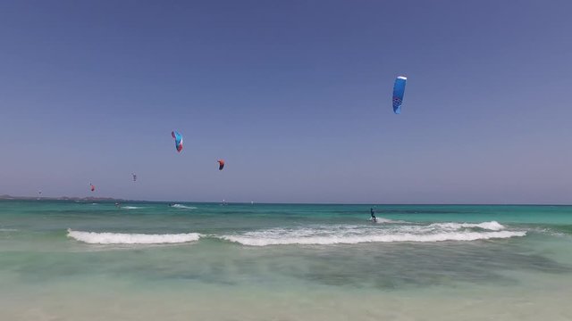 Fuerteventura: kitesurf su Grande Playas beach, una delle spiagge pi&ugrave; famose per il surf e il kitesurf, con vista sull'isolotto di Lobos il 7 settembre 2016