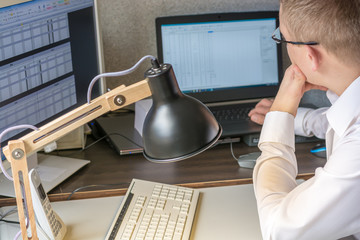 Mann konzentriert sich im Büro auf seine Arbeit