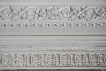 Retro moldings on the ceiling around the room.