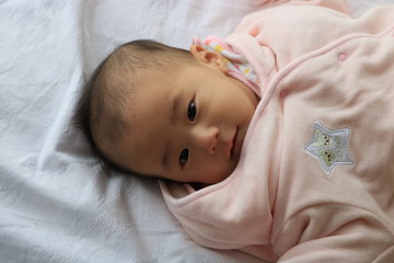 陽だまりでごきげんな赤ちゃん