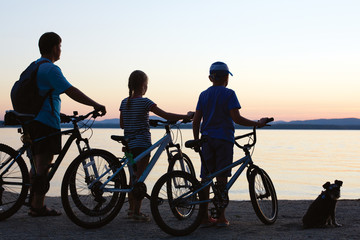 Obraz premium Biker family silhouette. Happy family - father with two kids on