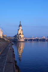 Obraz premium KYIV, UKRAINE – 16 November 2016: Church of St. Nicholas the Wonderworker in the waters. Early autumn morning