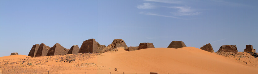 Die Pyramiden von Meroe in der Sahara im Sudan
