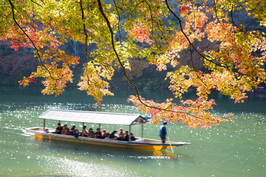 秋の京都嵐山での船遊び