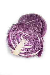 cavolo rosso crudo tagliato a metà isolato su sfondo bianco