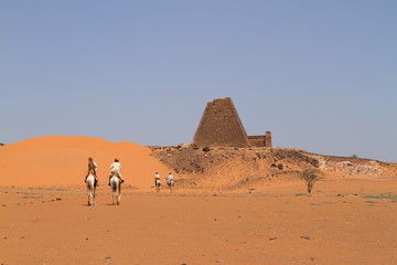Die Pyramiden von Meroe in der Sahara im Sudan 