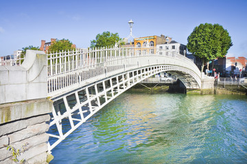 Naklejka premium Najsłynniejszy most w Dublinie o nazwie „Half penny bridge”