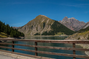 Fototapeta na wymiar Lago di Livigno, Livigno, Comunità Montana Alta Valtellina, Sondrio, Lombardia, Italia