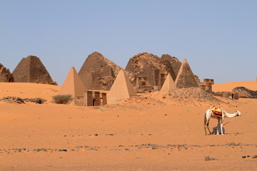 Die Pyramiden von Meroe in der Sahara im Sudan 
