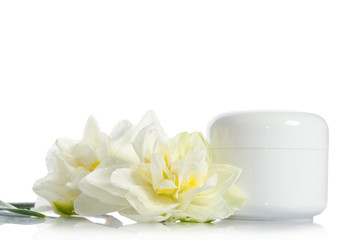 Obraz na płótnie Canvas Jar of beauty cream with flowers isolated on white background