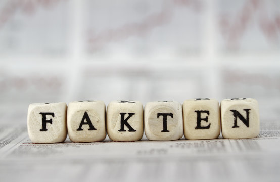 Fakten mit Buchstabenw&uuml;rfeln auf einer Zeitung